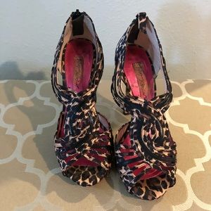 Betsey Johnson leopard heels size 6